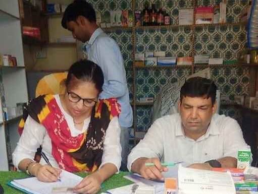 अवैध मेडिकल स्टोर पर रेड कर भारी मात्रा में एलोपैथिक दवाएं जब्त