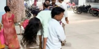 अस्पताल में स्ट्रेचर के इंतजार में प्रसूता ने तोड़ा दम