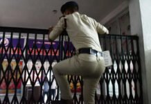 अस्पताल में मरीजों को बंद कर भागा संचालक, सील किया