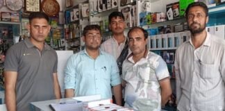 मोबाइल शॉप पर छापा, 1200 कैप्सूल और 890 गोलियां बरामद