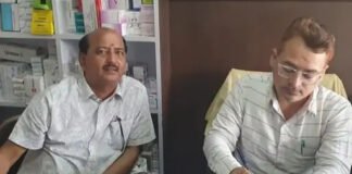 थोक दवा दुकानों और गोदामों पर दबिश, संदिग्ध दवाओं के सैंपल सील
