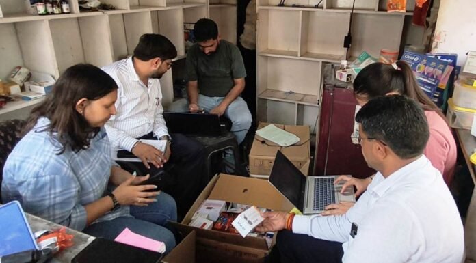 मेडिकल स्टोर में रेड, एक्सपायरी डेट की दवाइयां जब्त
