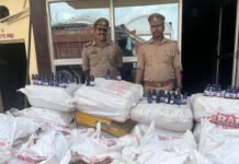 नशीली दवा कोडीन कफ सिरप की तस्करी पकड़ी, ट्रक जब्त
