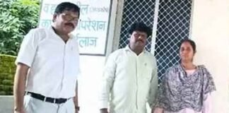 सरकारी शिक्षक पत्नी संग अवैध क्लीनिक चलाते पकड़ा