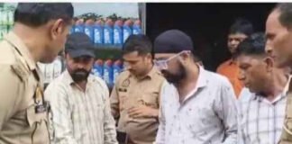 कॉस्मेटिक शॉप पर रेड, हेयर ऑयल की बोतलें बरामद