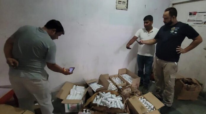 नकली कॉस्मेटिक्स फैक्ट्री पर रेड, लाखों के डुप्लीकेट उत्पाद जब्त