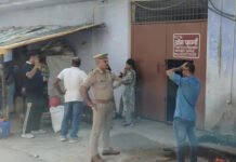 ओम फार्मा पर छापेमारी, सैंपल जांच के लिए भेजा