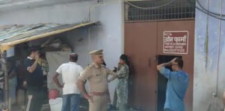 ओम फार्मा पर छापेमारी, सैंपल जांच के लिए भेजा