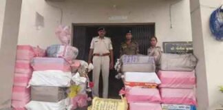कोडिनयुक्त कफ सिरप की मिनी ट्रक से तस्करी पकड़ी, चालक फरार