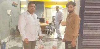 अवैध रूप से संचालित मेडिकल स्टोर व अस्पताल पर रेड