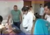 जिला अस्पताल में बेहोश मरीज को पीटा, दो डॉक्टर सस्पेंड