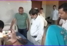 जिला अस्पताल में बेहोश मरीज को पीटा, दो डॉक्टर सस्पेंड