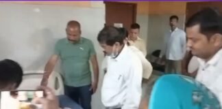 जिला अस्पताल में बेहोश मरीज को पीटा, दो डॉक्टर सस्पेंड