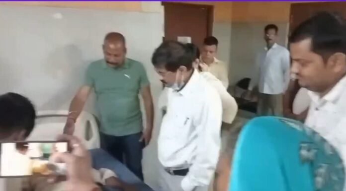 जिला अस्पताल में बेहोश मरीज को पीटा, दो डॉक्टर सस्पेंड