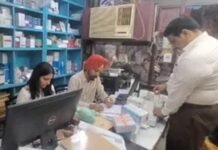 मेडिकल स्टोर पर रेड कर 3.80 लाख की दवाइयां सील