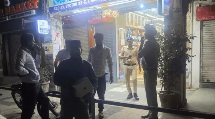 केमिस्ट शॉप्स पर छापेमारी कर प्रतिबंधित दवाइयां जब्त की