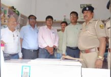 अवैध मेडिकल स्टोर पर छापेमारी कर दवाएं जब्त की