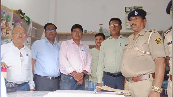 अवैध मेडिकल स्टोर पर छापेमारी कर दवाएं जब्त की