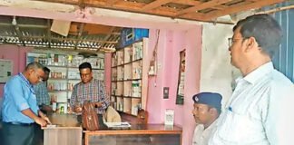 अवैध मेडिकल स्टोर पर रेड कर 40 प्रकार की दवाएं जब्त
