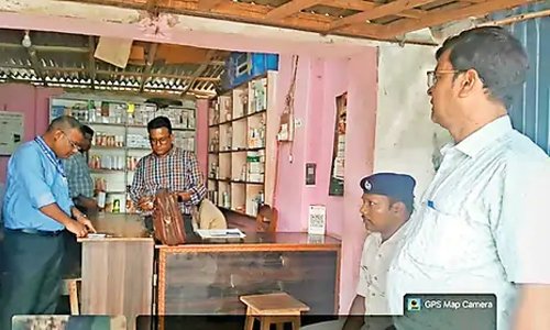 अवैध मेडिकल स्टोर पर रेड कर 40 प्रकार की दवाएं जब्त