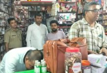 मेडिकल स्टोर पर रेड कर प्रतिबंधित नशीली दवाएं बरामद
