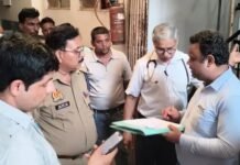 नर्सिंग होम में निरीक्षण पर डाॅक्टर नहीं मिले तो बंद कराया