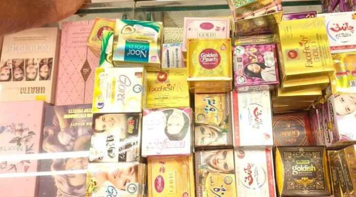 कॉस्मैटिक शॉप्स से लाखों के अवैध पाकिस्तानी सौंदर्य प्रसाधन जब्त