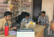 अवैध मेडिकल स्टोर पर छापामारी कर दवा व रिकॉर्ड जब्त