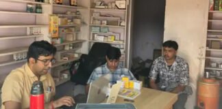 अवैध मेडिकल स्टोर पर छापामारी कर दवा व रिकॉर्ड जब्त
