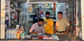 केमिस्ट शॉप पर रेड कर दवाएं जब्त, संचालक को नोटिस केमिस्ट शॉप पर रेड