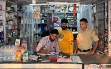 केमिस्ट शॉप पर रेड कर दवाएं जब्त, संचालक को नोटिस केमिस्ट शॉप पर रेड