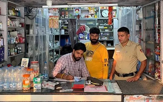 केमिस्ट शॉप पर रेड कर दवाएं जब्त, संचालक को नोटिस केमिस्ट शॉप पर रेड