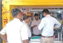 अवैध मेडिकल स्टोर पर छापेमारी कर दवाइयां जब्त की