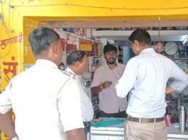 अवैध मेडिकल स्टोर पर छापेमारी कर दवाइयां जब्त की
