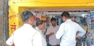 अवैध मेडिकल स्टोर पर छापेमारी कर दवाइयां जब्त की