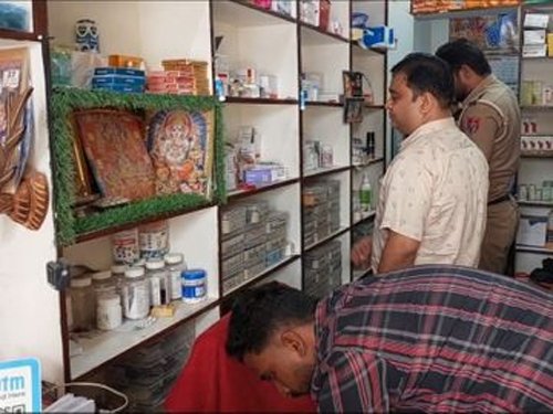 मेडिकल स्टोर पर छापेमारी में मिली संदिग्ध दवाइयां जब्त