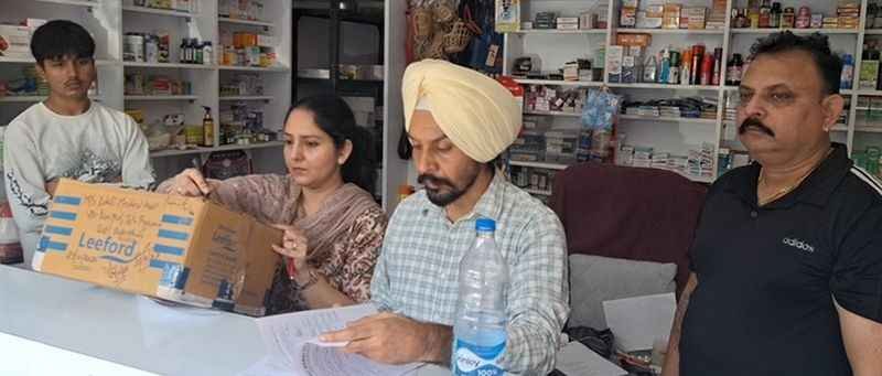 मेडिकल स्टोर पर बिना लेबल वाले 280 कैप्सूल जब्त