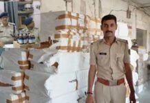 नशीली दवा का भंडाफोड, वेयरहाउस से कफ सिरप की बोतलें जब्त